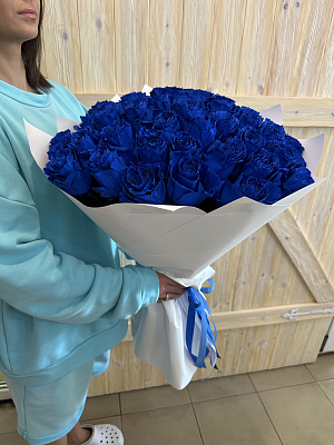 Охапка синих роз в декоративной упаковке