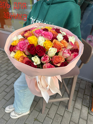 51 кенийская роза в декоративной упаковке