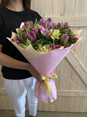 Букет из ярких альстромерий