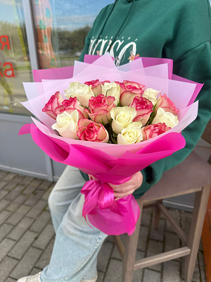 Букет из розовых и белых кенийских роз