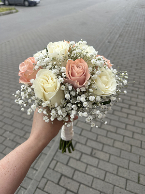 Букет невесты из роз и гипсофилы