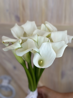 Монобукет невесты из белых мини-калл