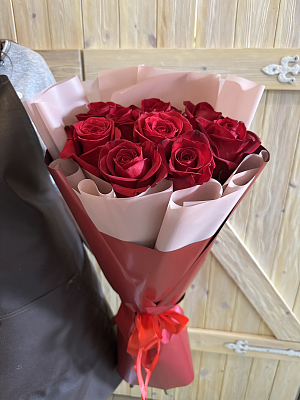 9 красных роз в декоративной упаковке